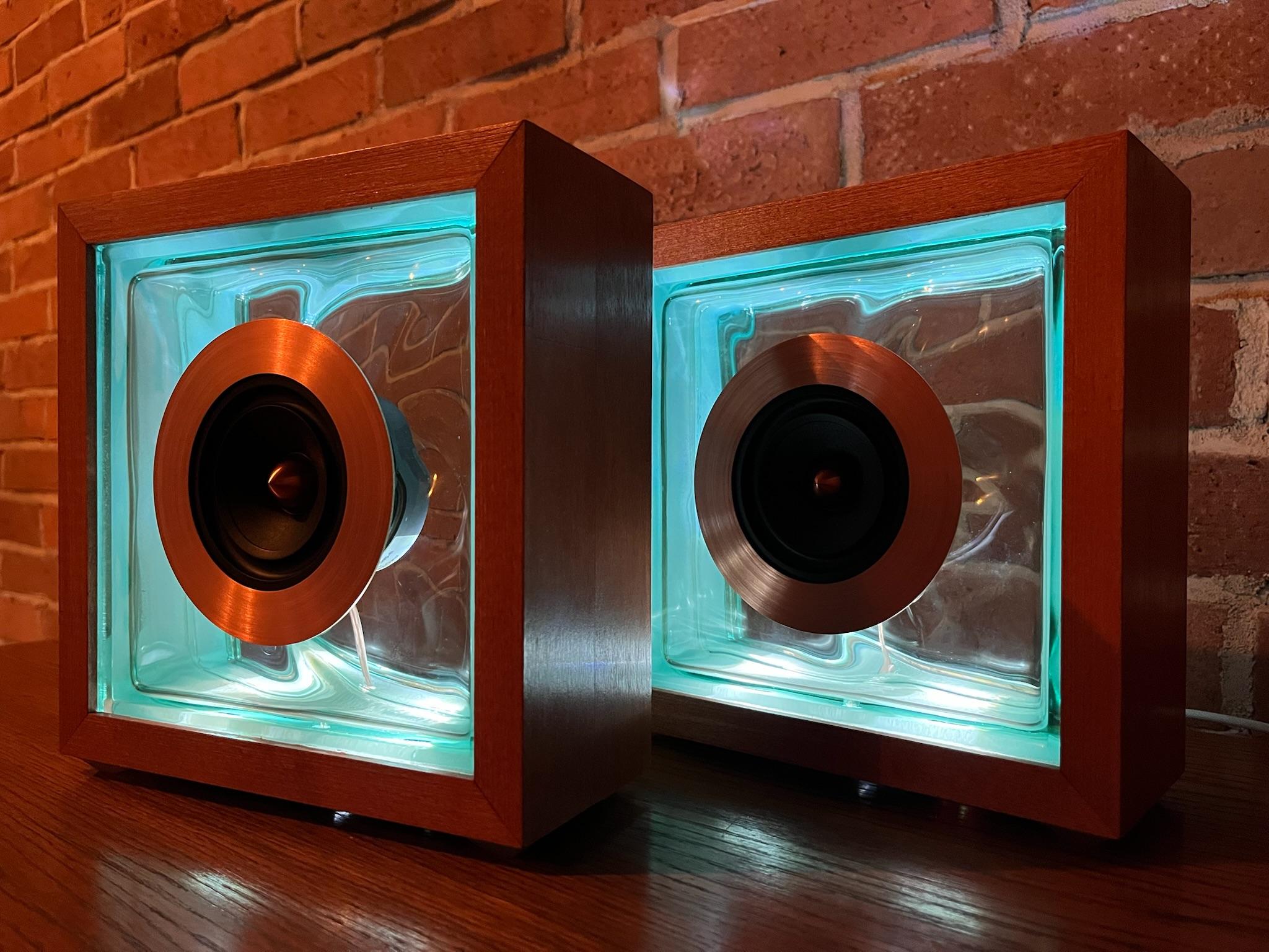 Glass Wave Speaker - Light Detail